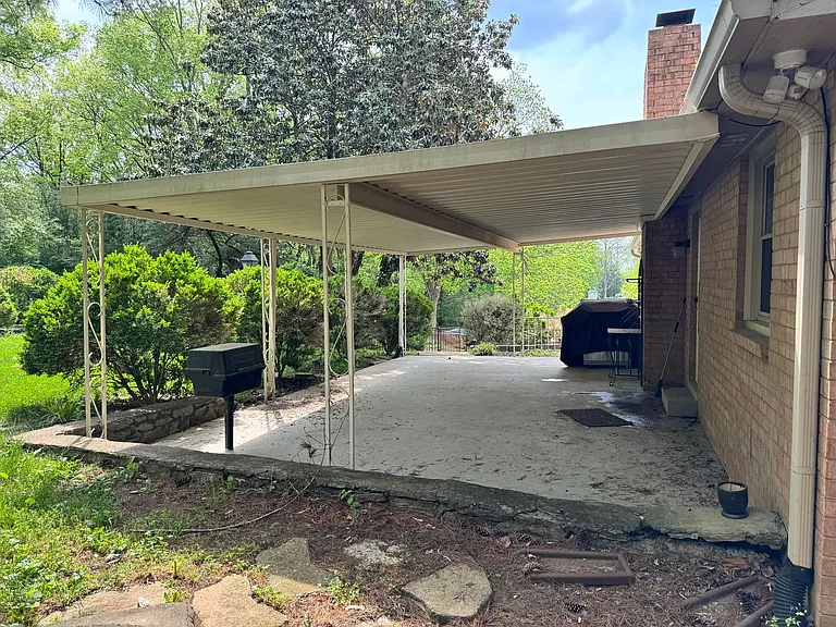 214 London Ln — Photo 36