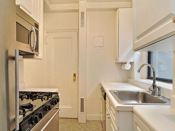3rd image of 142 E 49th St APT 8C