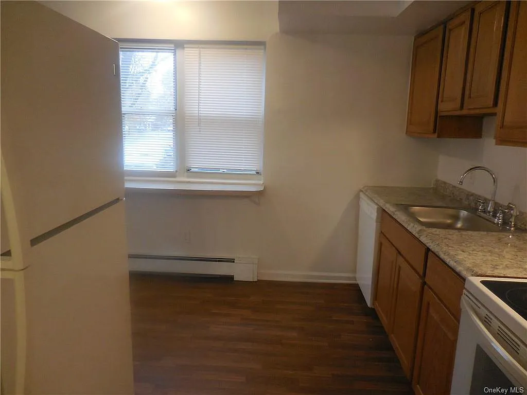 3 bed, 1.5 bath, 1320 sqft, $2,600 — Photo 3