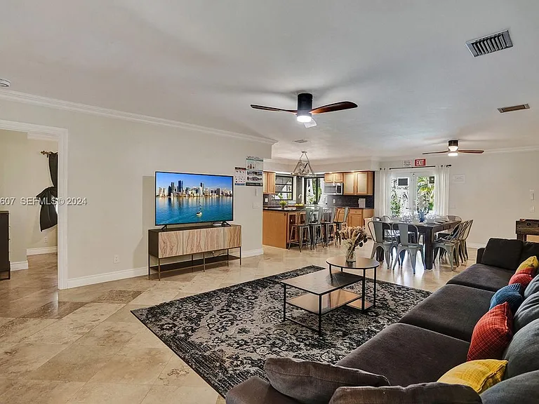 1049 N Southlake Dr — Photo 6