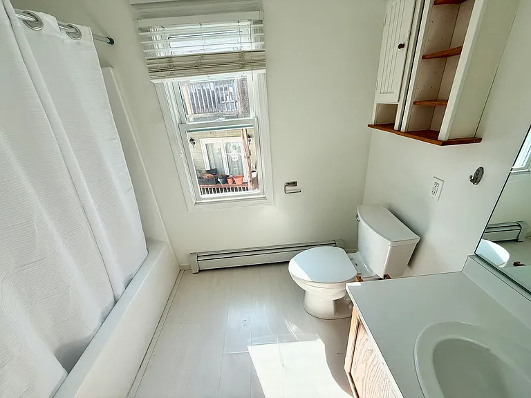 210 W 6th St — Photo 11