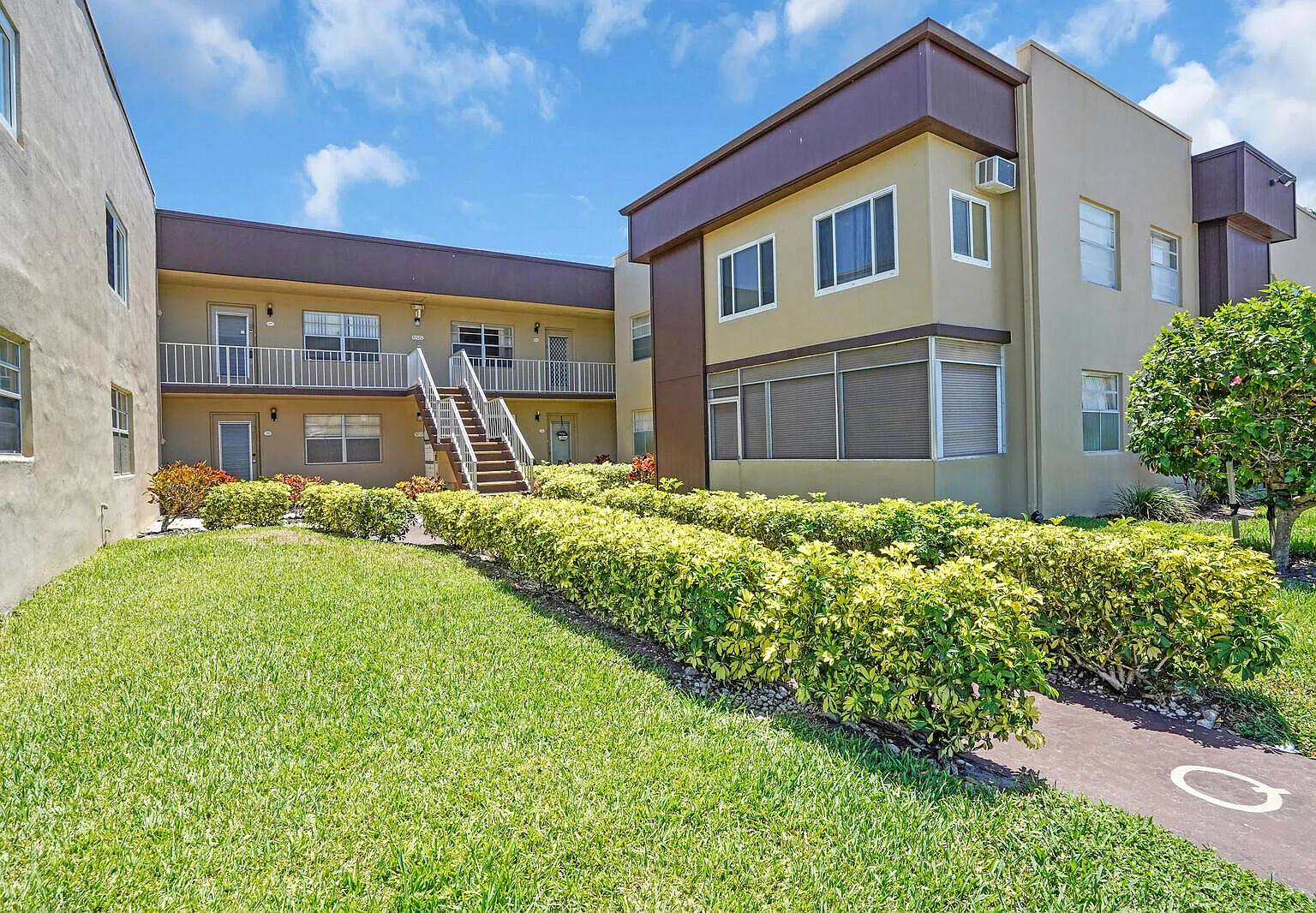 2 bed, 2.0 bath, 902 sqft, $2,200 — Photo 2