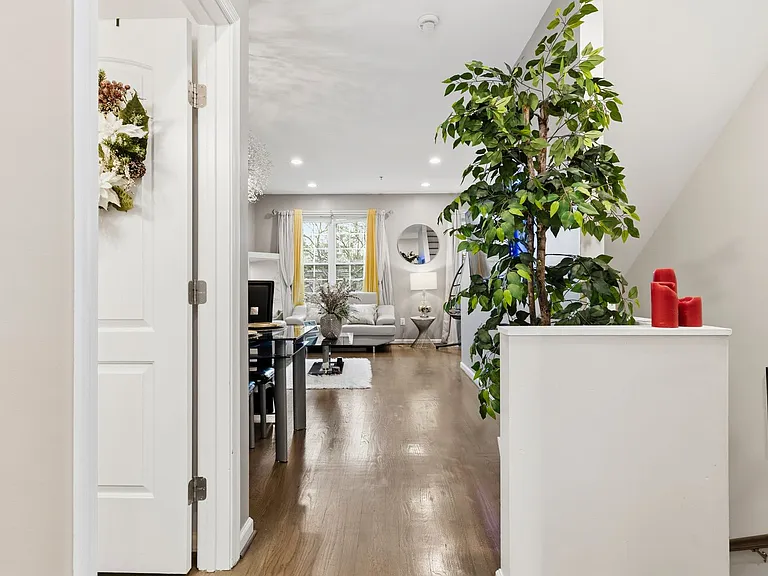 4285 S Capitol St SW — Photo 3