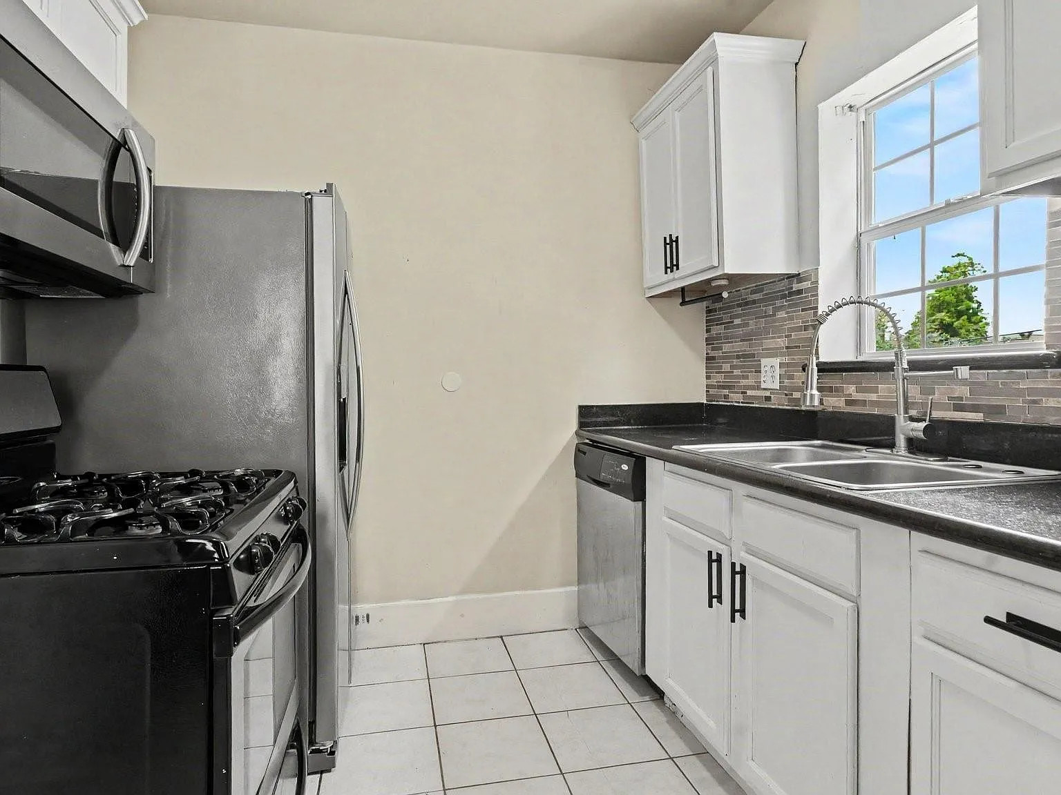 2 bed, 1.0 bath, 2678 sqft, $1,575 — Photo 3