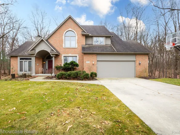 3331 Green Oaks Dr, West Bloomfield, MI 48324
