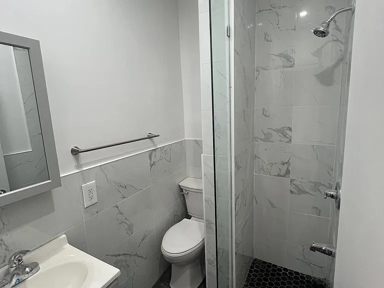 2528 Poplar St #2 — Photo 10