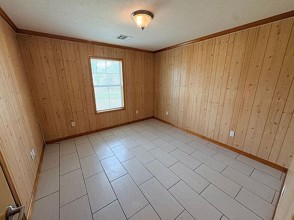 4th image of 633 Simmons St