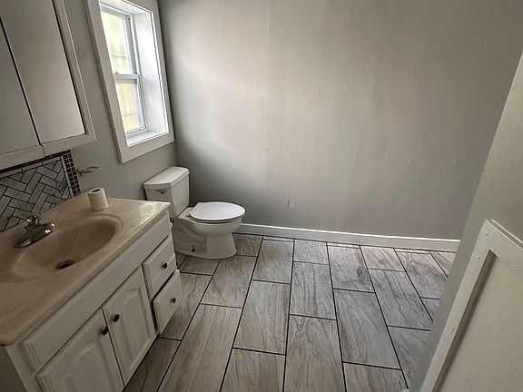 3rd image of 1591 E 41st St
