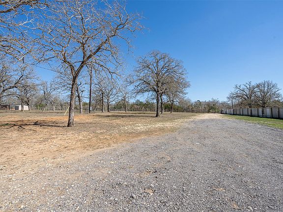 3rd image of 661 Hidden Oak Rd