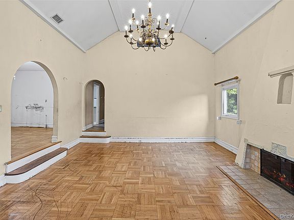 5th image of 319 Frankel Boulevard