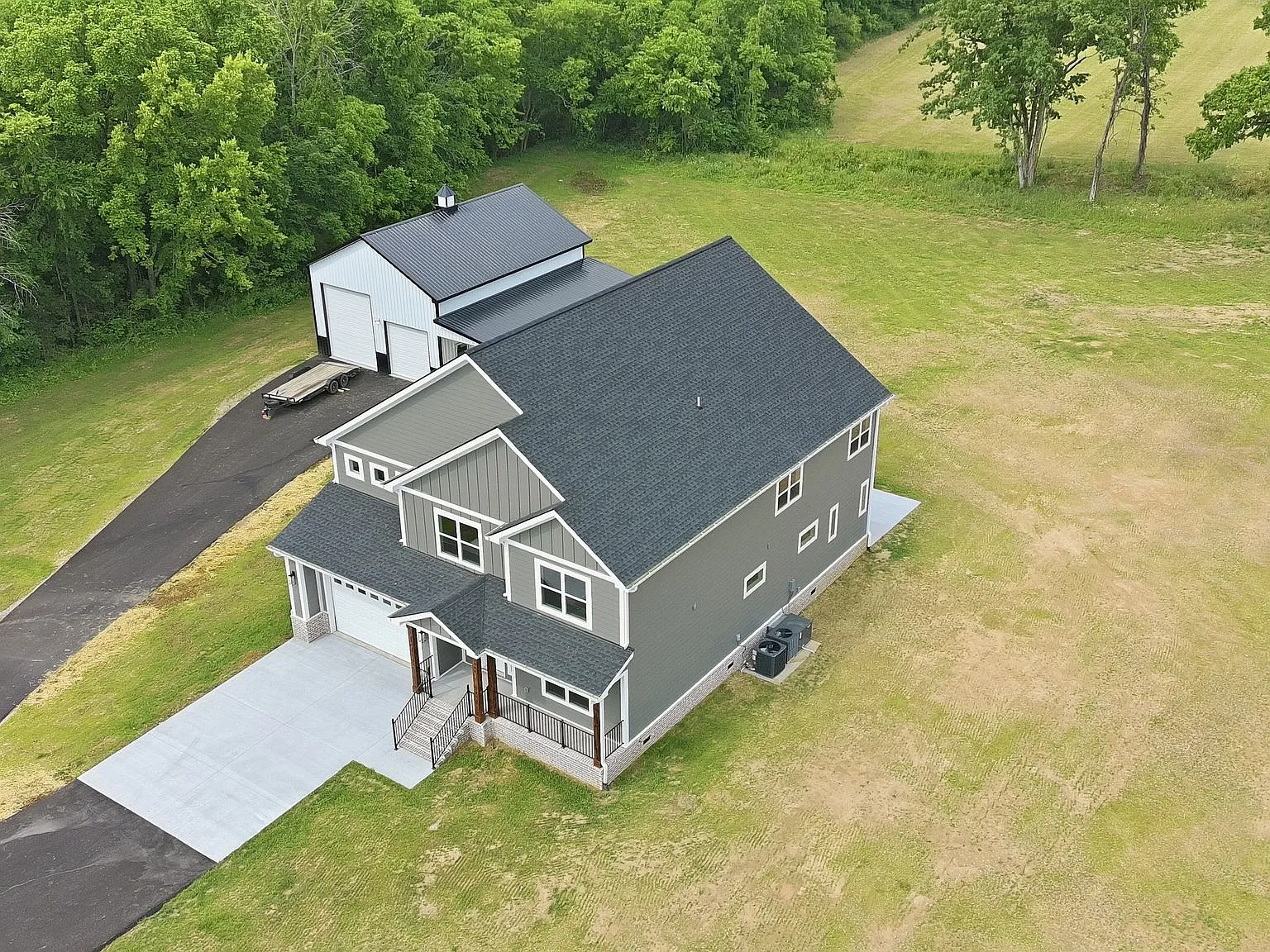 4 bed, 2.5 bath, 3857 sqft, $3,400 — Photo 2