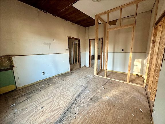 5th image of 1002 E Calhoun Ave
