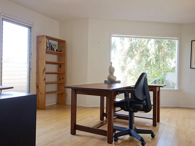 2232 Talmadge St — Photo 6