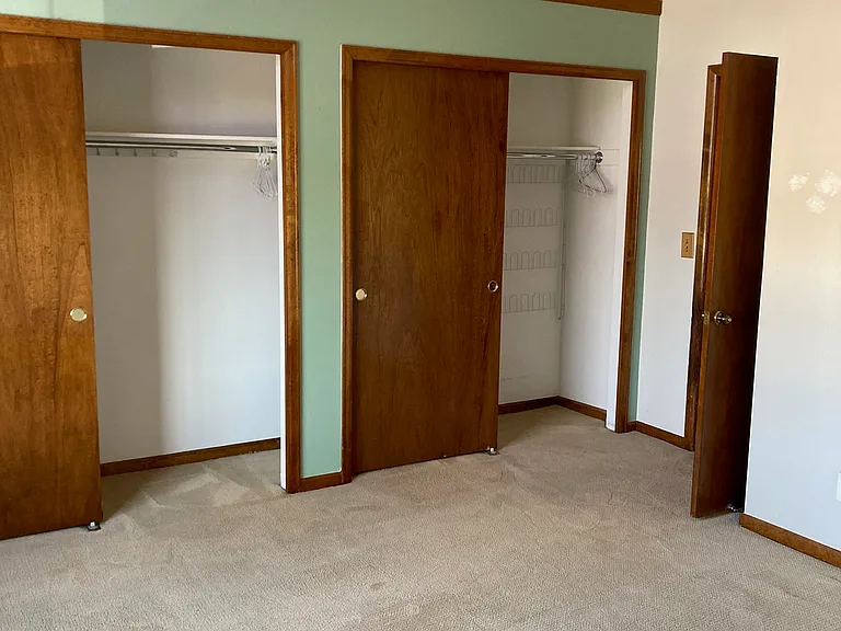 Master Bedroom (13x16)
Full Wall Closet
Vaulted Ceiling
