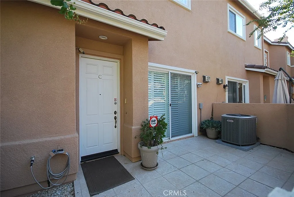 3 bed, 2.5 bath, 1614 sqft, $3,650 — Photo 3