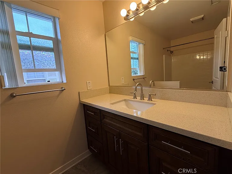 242 S Redwood Ave #C — Photo 12