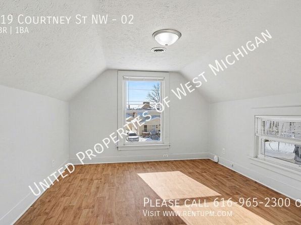 919 Courtney St NW #2