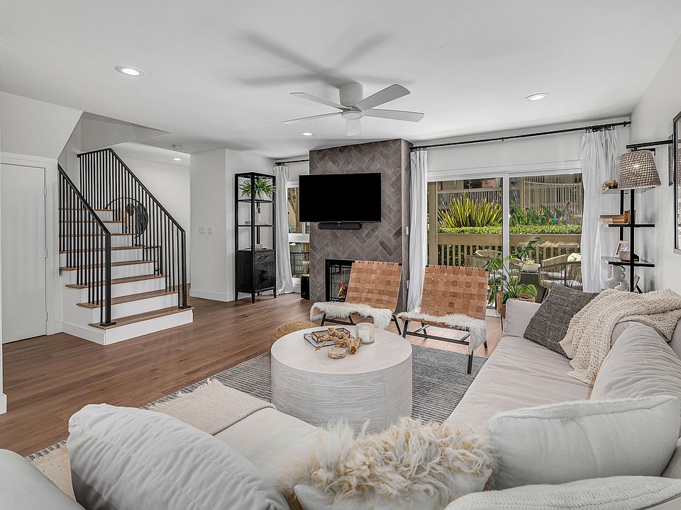 Gorgeous family room with fireplace