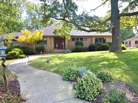 2nd image of 16 W Buckingham Dr