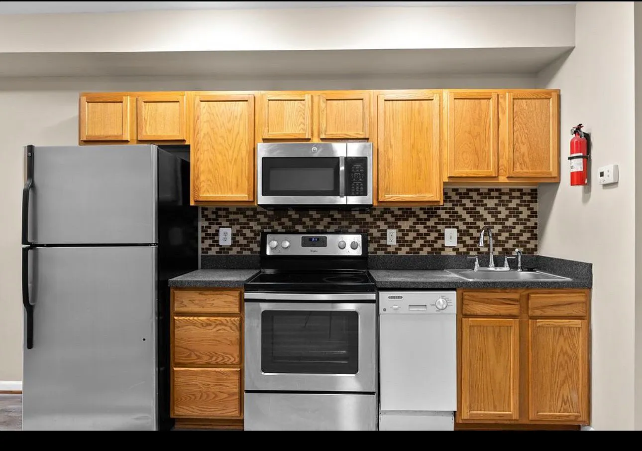 2 bed, 856 sqft, $1,595 — Photo 2