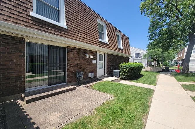 2211 Dorchester Ct — Photo 14