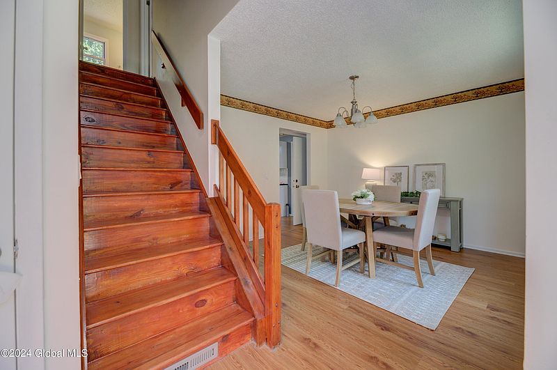 4th image of 401 Greenhill Court