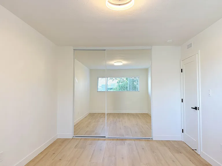 Imperial Gardens Apartments — Photo 7