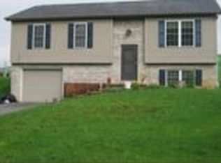 1558 Meadow Green Ln, Chambersburg, PA