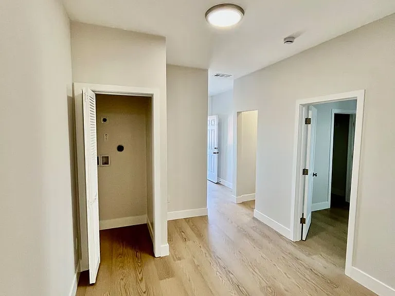 Spectacular, Top Floor 2 Bed/1 Bath Fully Renovated — Photo 7
