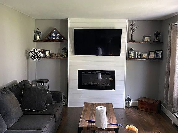 3rd image of 421 Dillon St