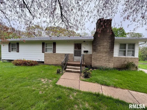 4528 5th St #B, East Moline, IL 61244