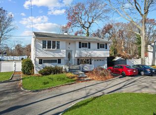 62 Gloria Blvd, Hauppauge, NY 11788