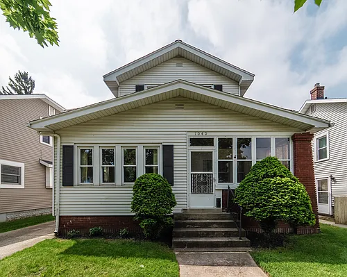 1040 Lake Michigan Dr NW Photo 1