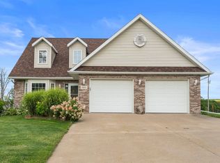 7485 Ridgeview Dr, Dubuque, IA 52003