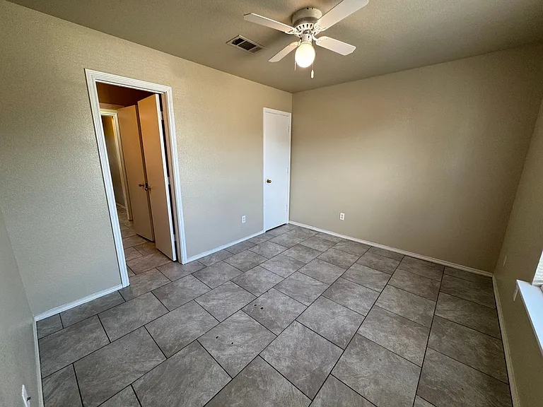 5702 Greengate Dr — Photo 38