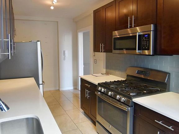 3rd image of 910 W End Ave APT 9B
