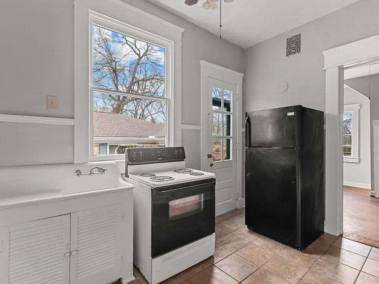 514 Wapping St #C — Photo 8