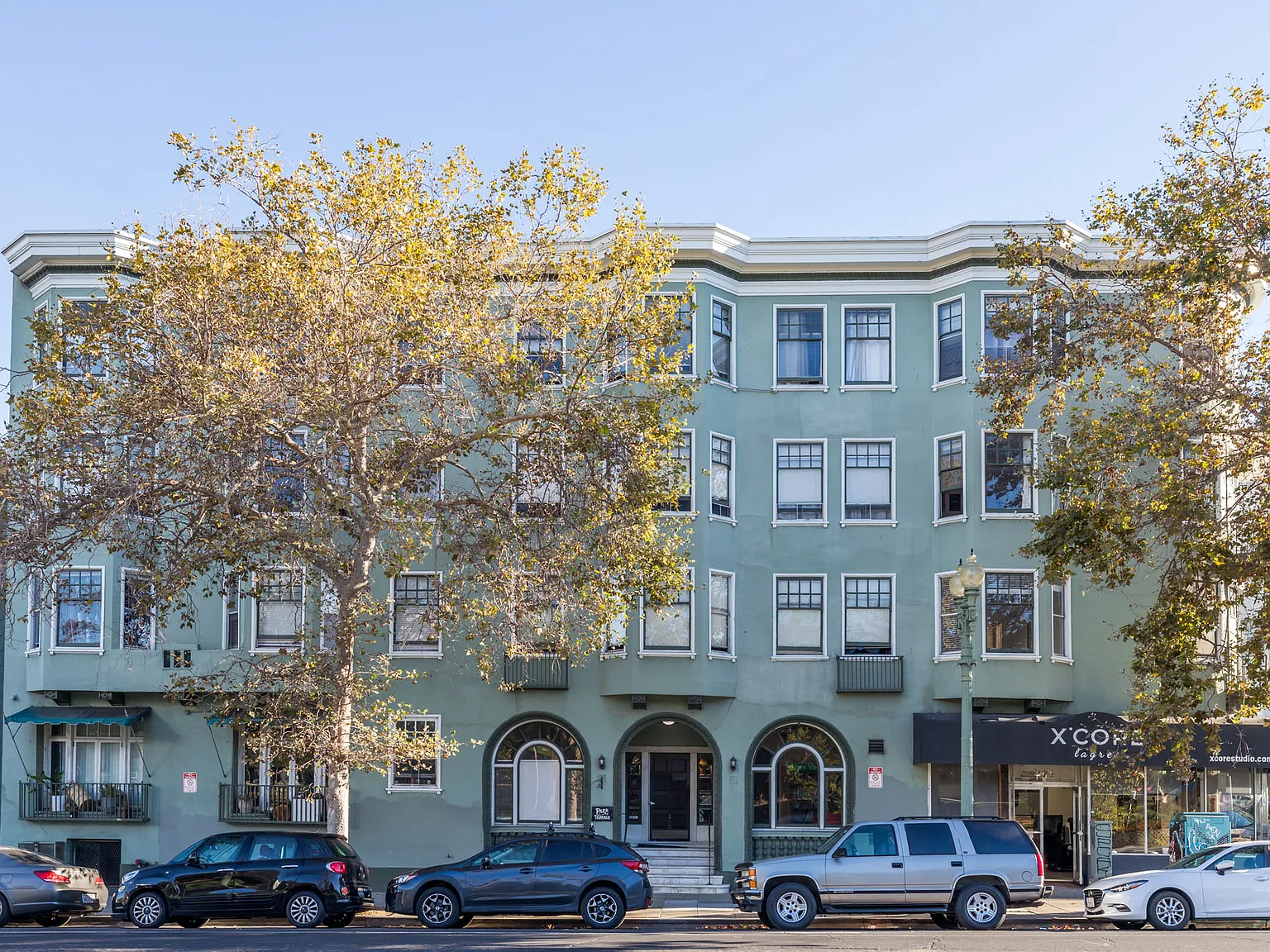240 Grand — Photo 2