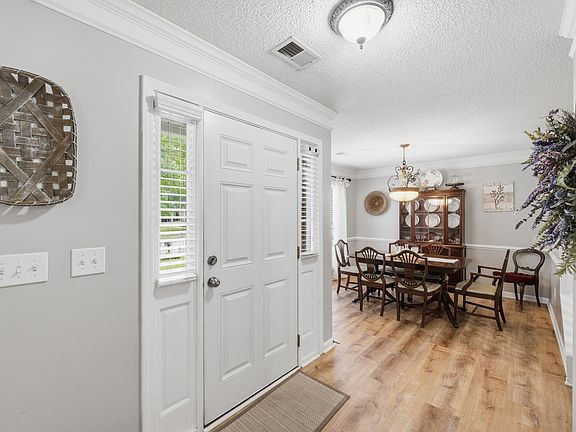 4th image of 179 Silverwood Trl