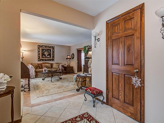 5th image of 1523 Towne Dr