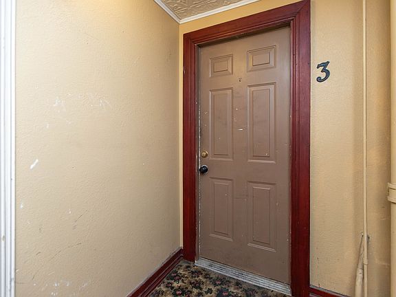 3rd image of 929 Franklin St