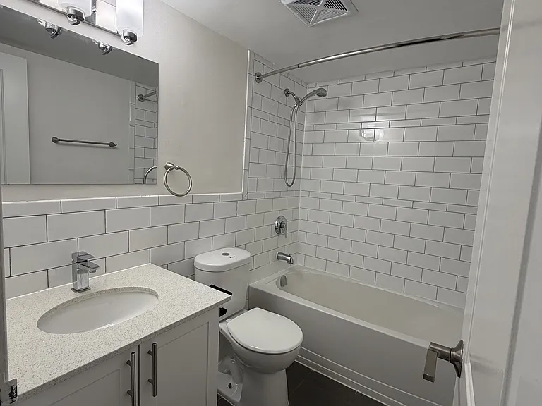 145 Wellington St W #306 — Photo 12