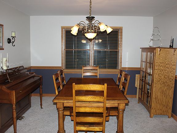 Dining Room (11'6" x 12')