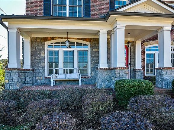 4th image of 202 Briar Hollow Ln