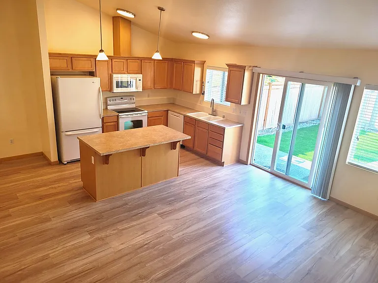 410 Holland Ave — Photo 14