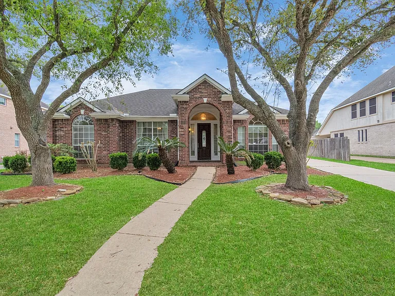 1915 Crescent Oak Dr — Photo 1