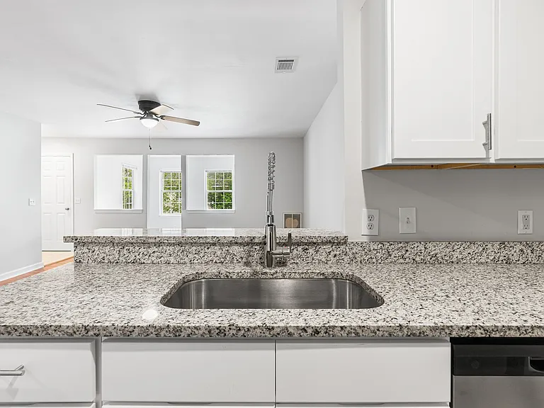 King George Apartments — Photo 8
