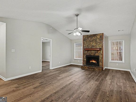 4th image of 105 Rosebud Ln