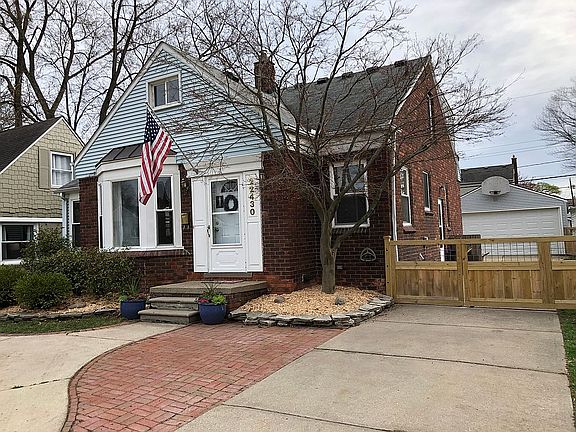 2nd image of 22430 Lakeland St