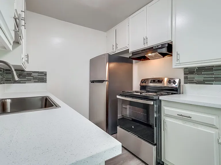333 W Queen St — Photo 27